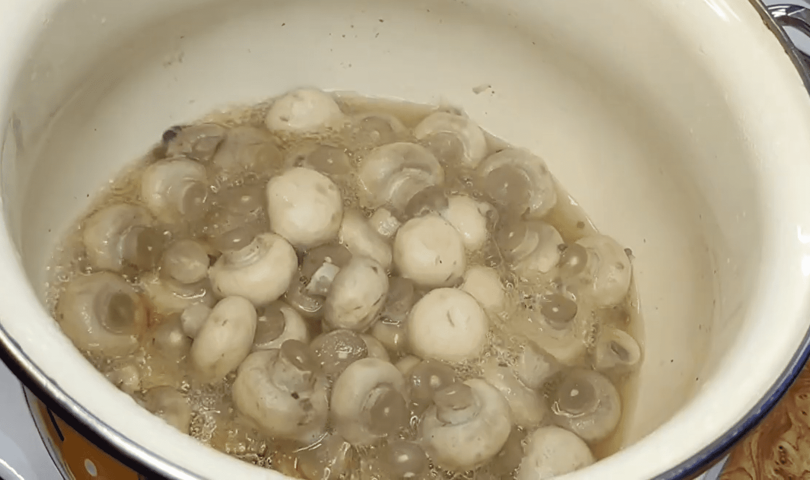 Рецепт простого, але дуже смачного салату з шинкою та грибами. Фото: YouTube Катерина Бобилєва