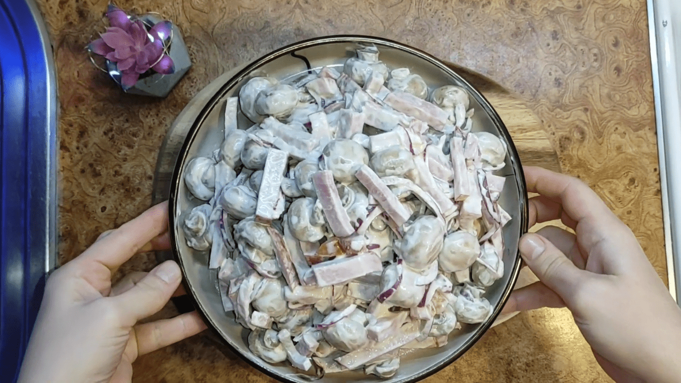 Рецепт простого, але дуже смачного салату з шинкою та грибами. Фото: YouTube Катерина Бобилєва