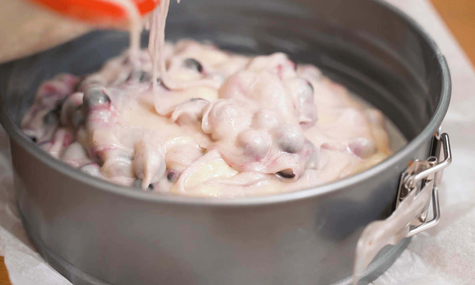 Рецепт ніжного і пухкого пирога на молоці з ягодами. Фото: YouTube Alina FooDee
