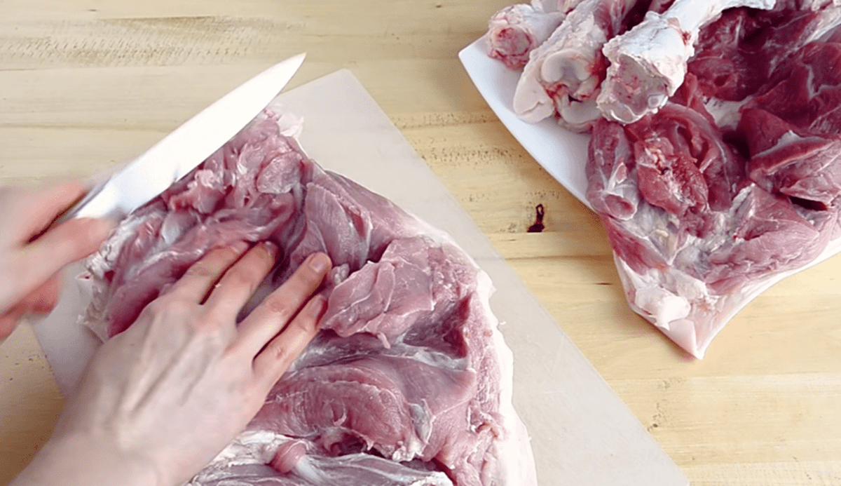 Рецепт рулету з рульки. Фото: скриншот з відео