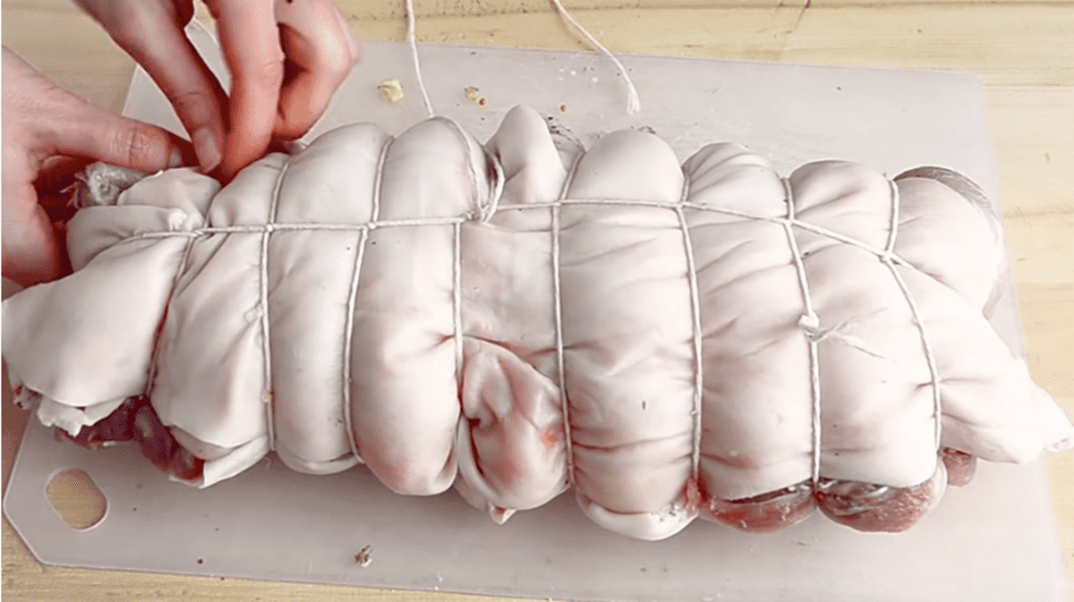 Рецепт рулету з рульки. Фото: скриншот з відео