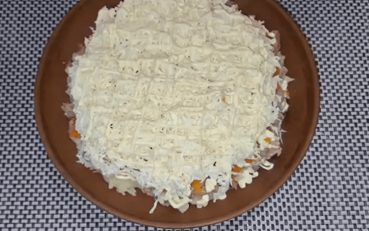 Рецепт смачного і поживного салату із сардинами. Фото YouTube Українська хата