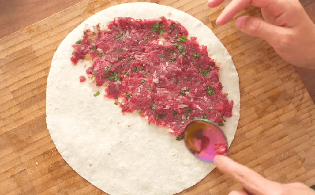 Рецепт лінивих чебуреків. Фото: YouTube Alina FooDee