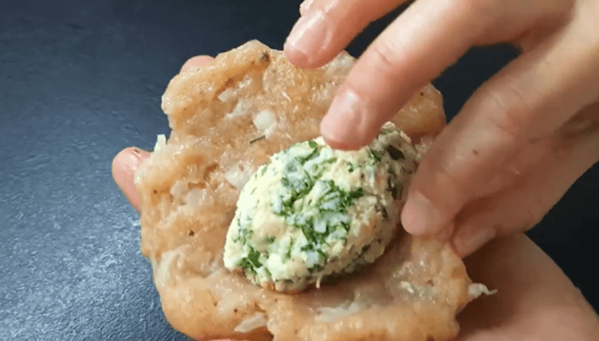 Рецепт котлет з начинкою. Фото: YouTube Ольга Матвей