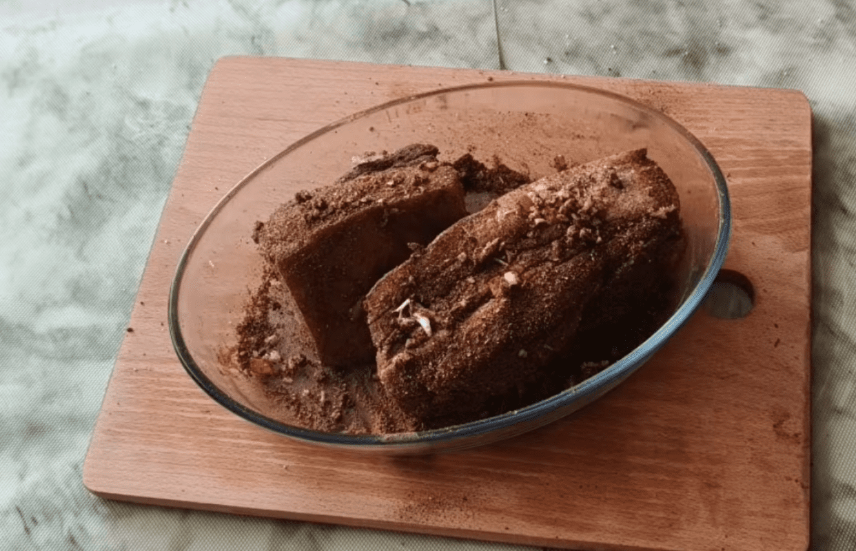 Кулінари розповіли, як приготувати смачне і ніжне сало у пакеті. Фото: YouTube Борщ та не тільки