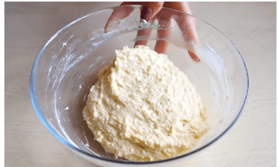 Рецепт пухких і смачних сирних оладок на сніданок. Фото: скриншот з відео