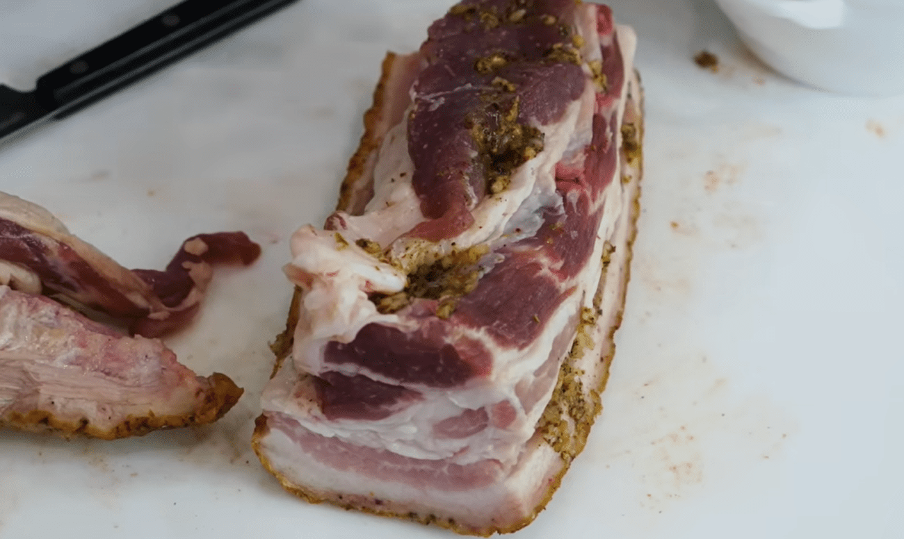 Кулінари розповіли, як смачно приготувати сало у духовці. Фото: YouTube Ольга Матвей