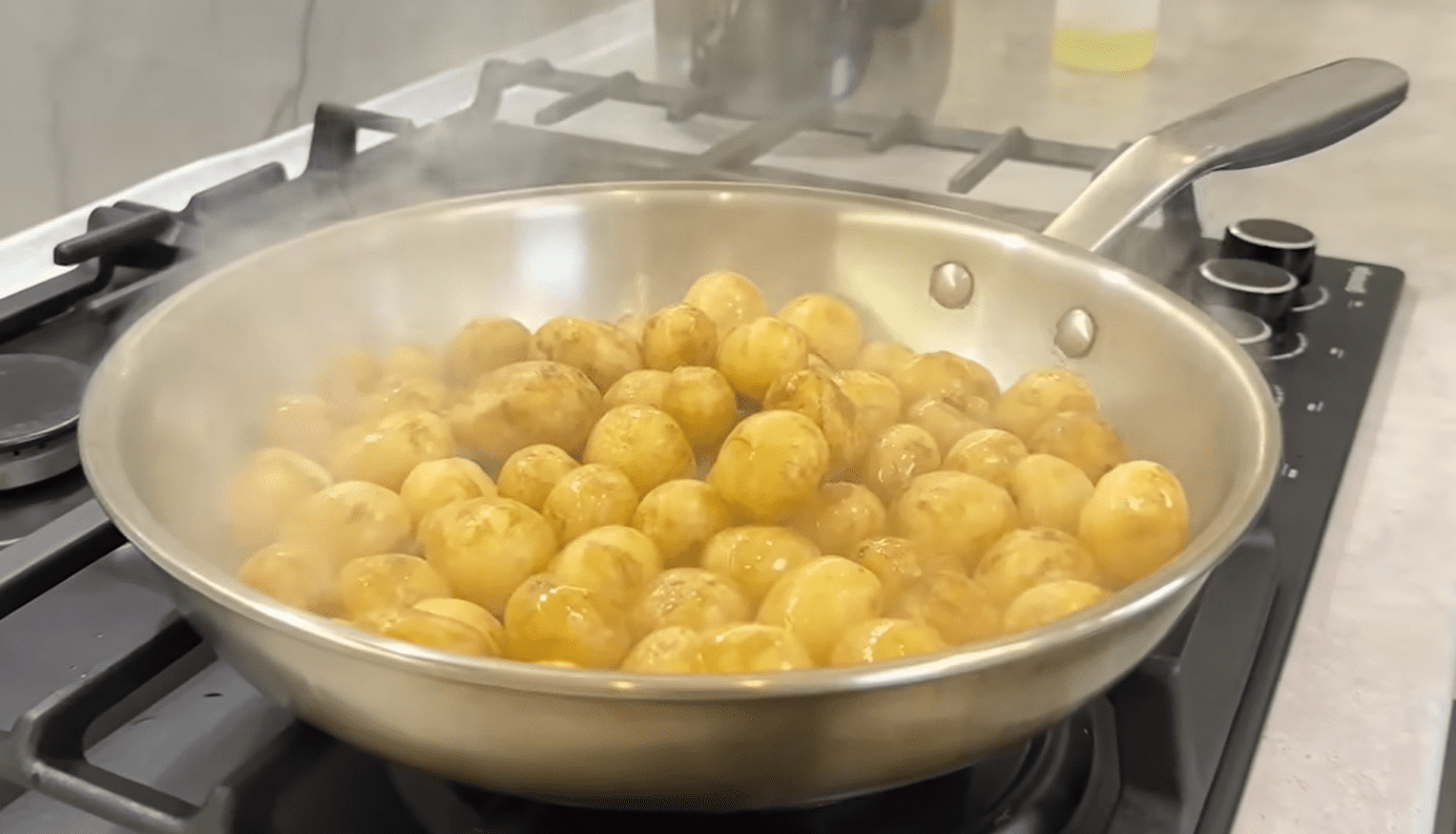 Кулінари розповіли, як смачно приготувати молоду картоплю. Фото YouTube Іван Янюк