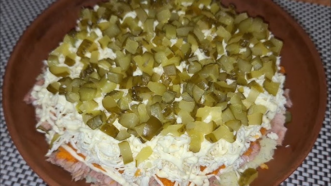 Рецепт смачного і поживного салату із сардинами. Фото YouTube Українська хата