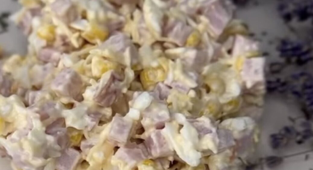 Цей салат побив усі рекорди в порівнянні з іншими: якихось 5  інгредієнтів, але поєднання яке 