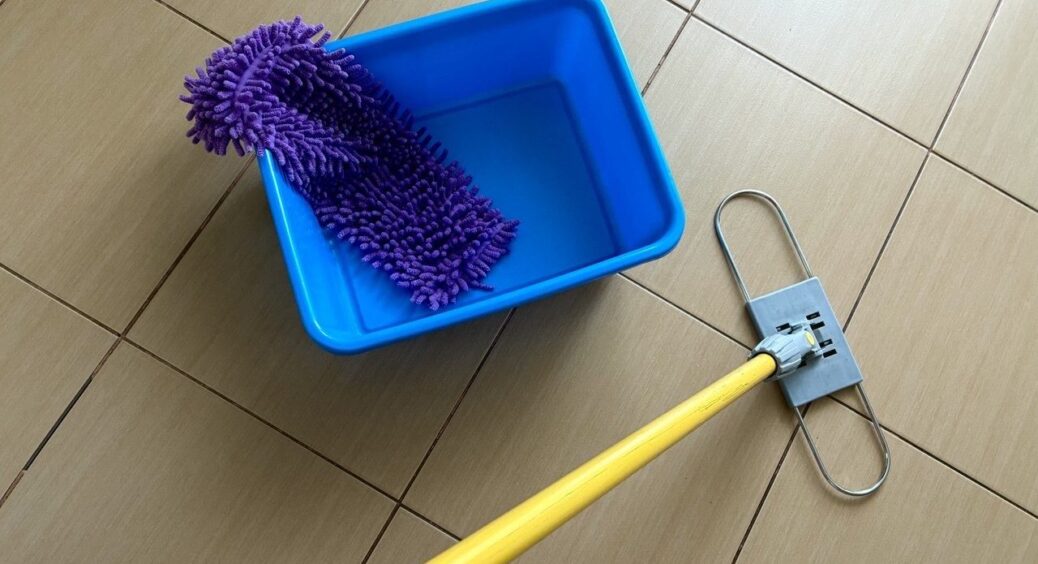 Підлога блищить тиждень і більше: додаю у воду 3 ложки цього розчину і не маю клопотів 