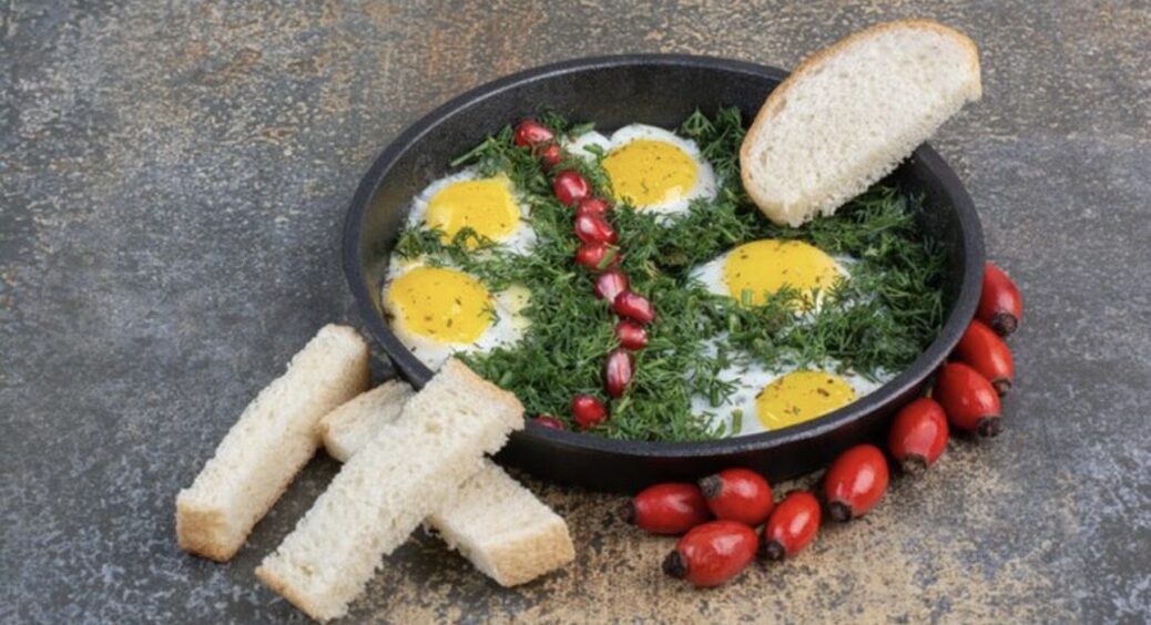 Цей інгредієнт у яєчню майже ніхто не додає, а дарма: виходить втричі корисніша 