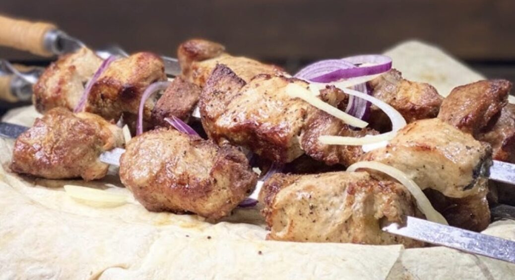 Шашлик, який пам’ятають з дитинства: готуємо по-вінницьки просто — м’ясо м’яке, хрустка цибуля 