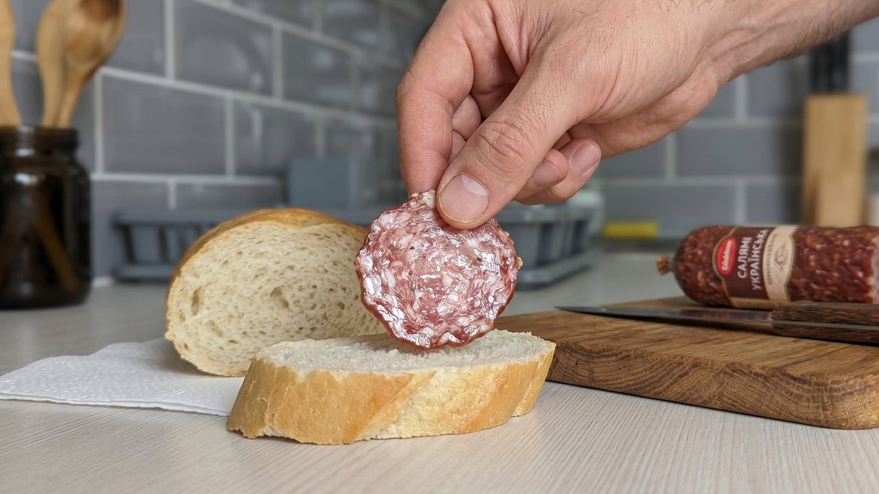 Замість покупної ковбаси краще самостійно запекти м'ясо чи робити корисну ковбасу самостійно