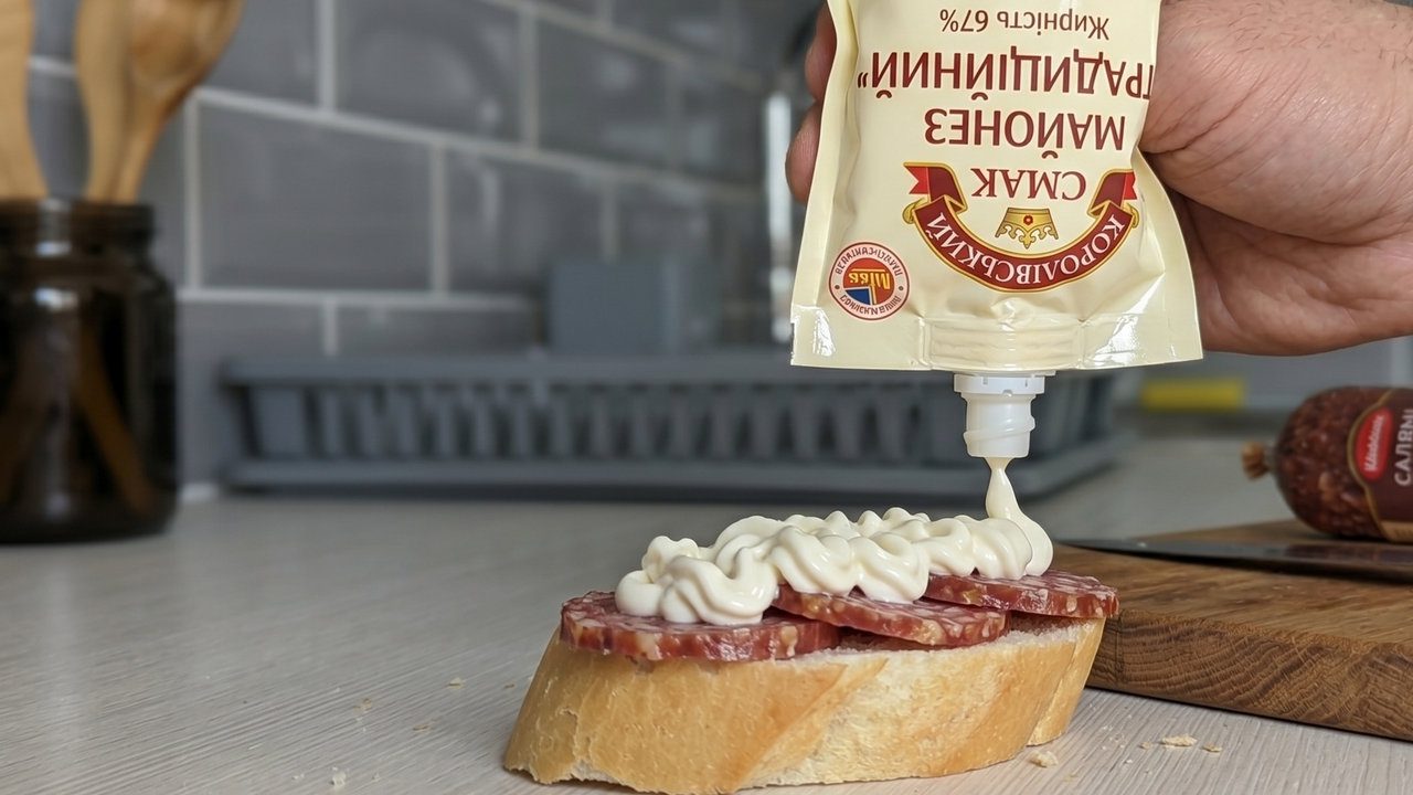 Зазвичай бутерброди їдяться з майонезом або кетчупом, а це додаткова шкода для організму