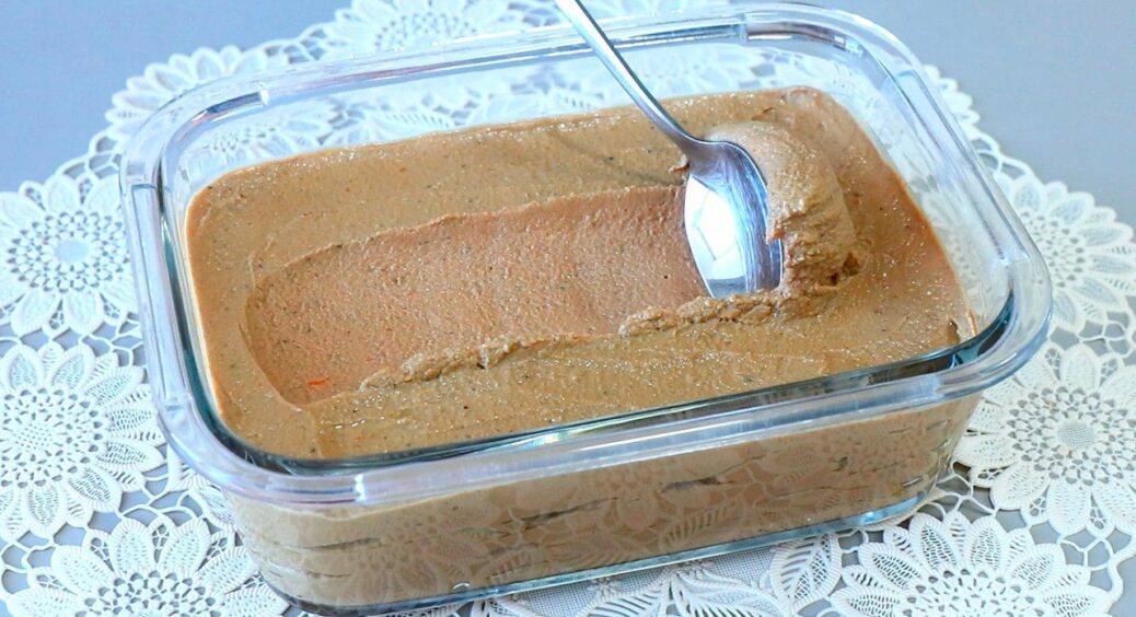 Їм просто ложкою: дуже смачний паштет на хліб із курячої печінки — ніжний та вершковий 