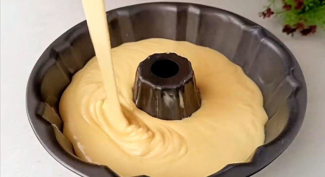 І торта не треба! Бабуся навчила пекти пиріг “Сонячний”: дуже пухкий і вологий всередині 