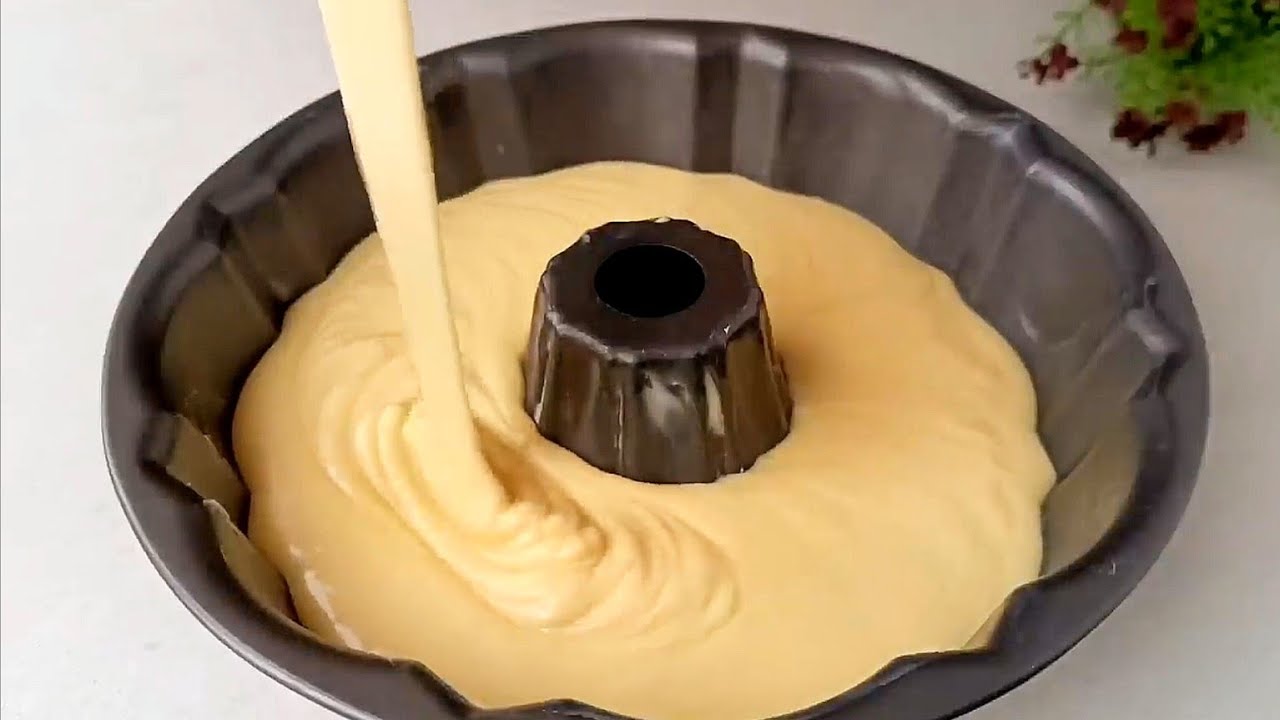 Рецепт дуже пухкого і вологого пирога з простих інгредієнтів. Фото YouTube Kateryna Tarasenko