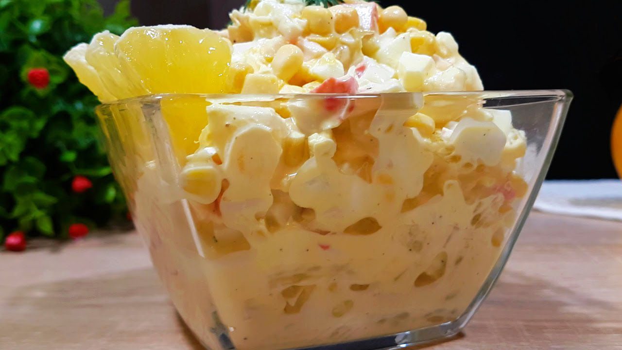 Кулінари поділились оновленим рецептом Крабового салату. Фото: скриншот з YouTube