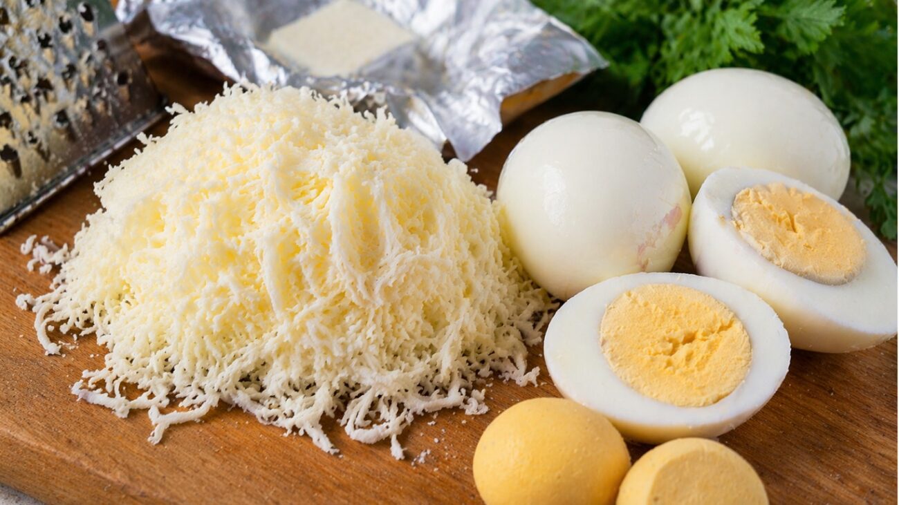 Рецепт намазки з плвленого сирка, яєць та сардин у томатному соусі. Фото: Сенсація