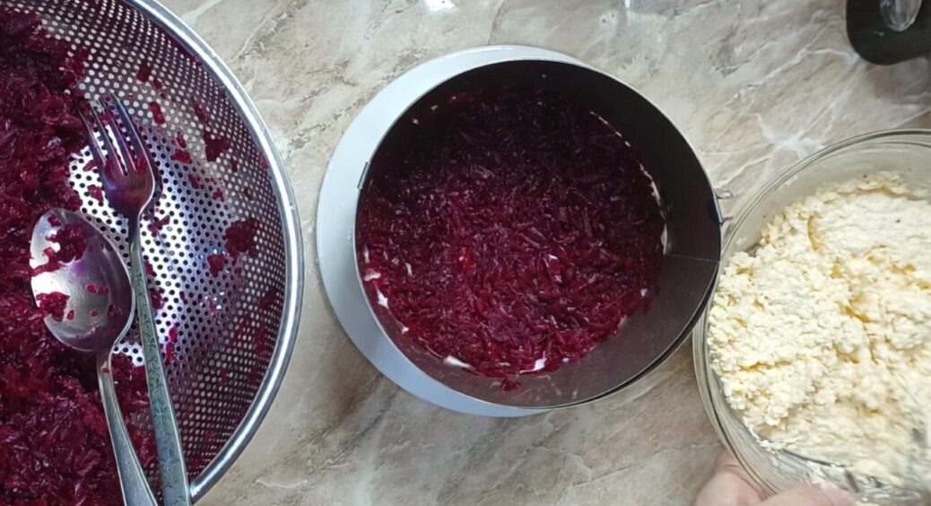 Магія буряка та плавленого сиру: це кохання з першої ложки — роблю салат всього за 5 хвилин 