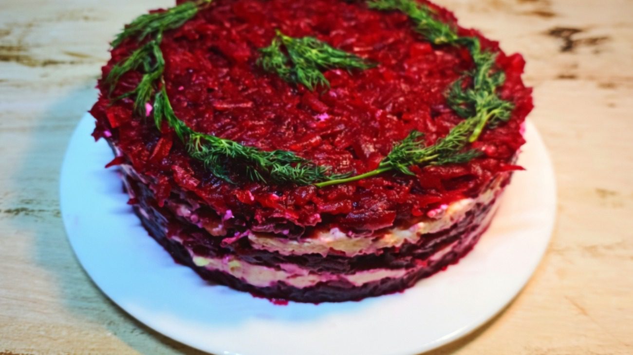 Кулінари знайшли рецепт найсмачнішого салату з буряка та плавлених сирків Фото: YouTube Фото: YouTube 1000 рецептів + ​​Смачно та просто