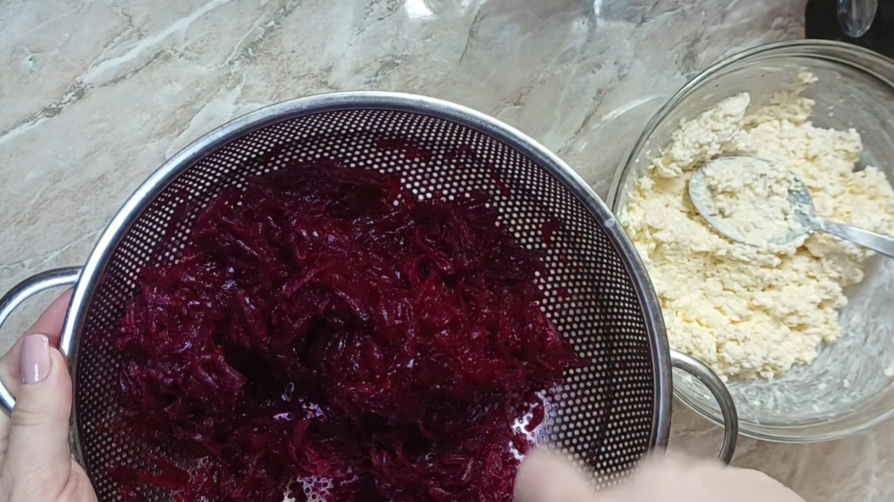 Кулінари знайшли рецепт найсмачнішого салату з буряка та плавлених сирків Фото: YouTube Фото: YouTube 1000 рецептів + ​​Смачно та просто