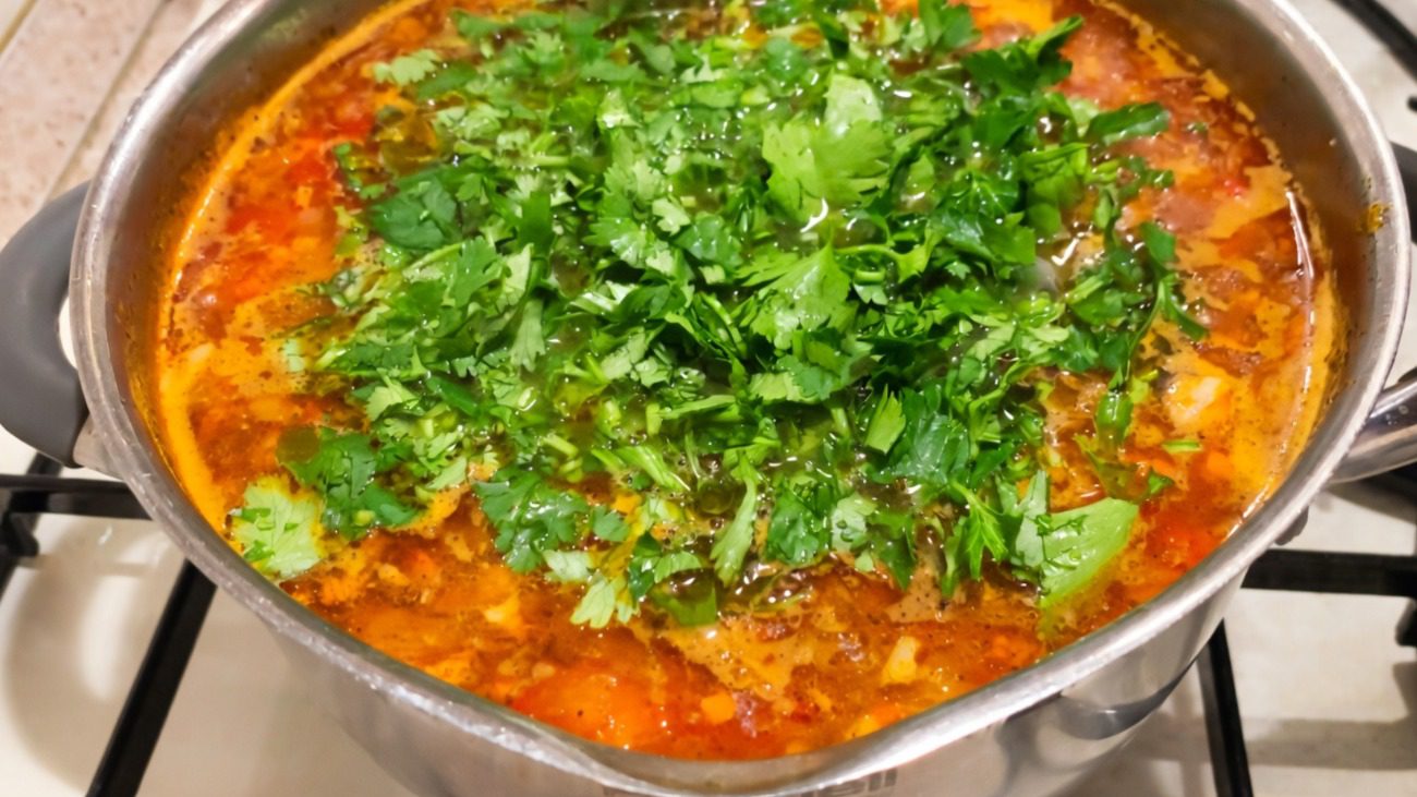 Кухарі розповіли, як приготувати справжній грузинський суп харчо Фото: YouTube Готую, їм, живу!