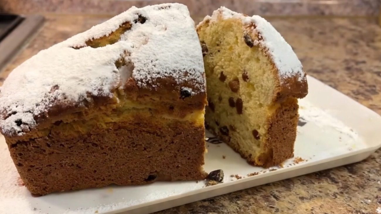 Рецепт пишного кексу з родзинками та цукатами до чаю на кефірі Фото: Ютуб-канал Кухня невмілої господині