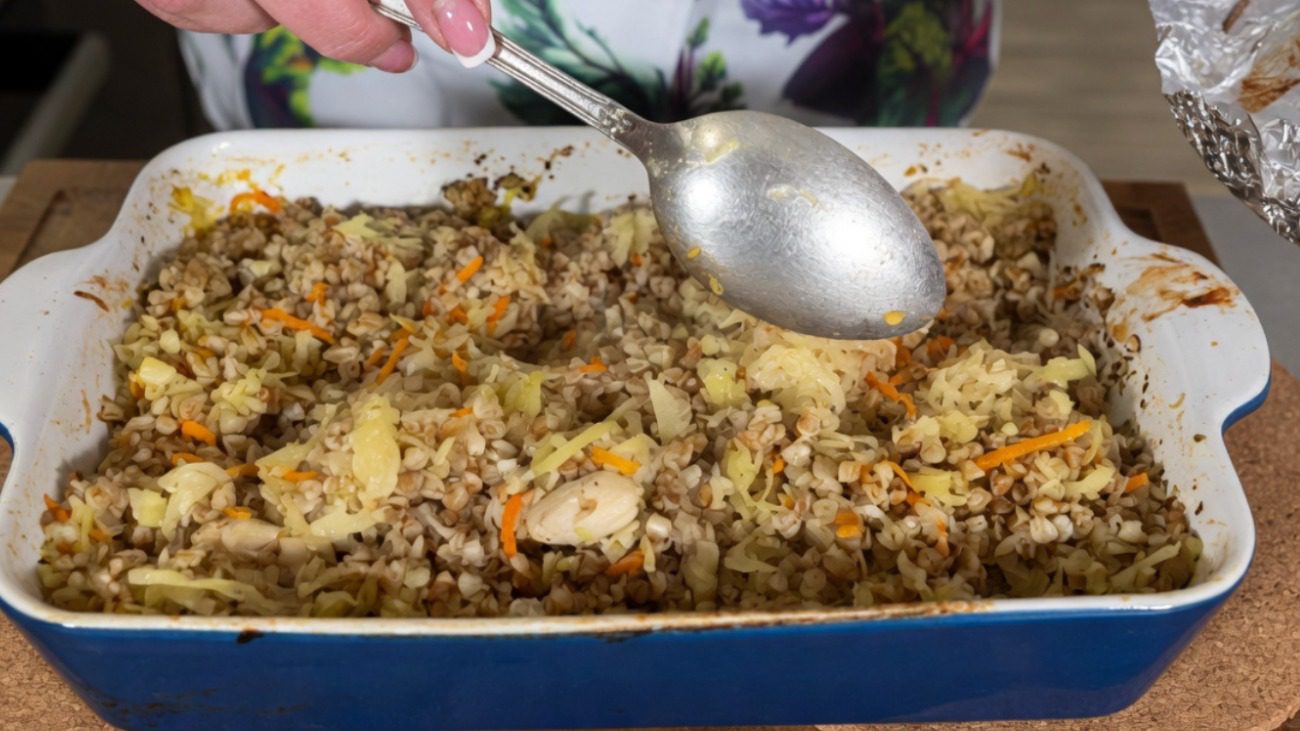 Рецепт ідеальної та смачної страви з гречки, капусти та курячих стегон Фото: Ютуб-канал Ірина Рудневська