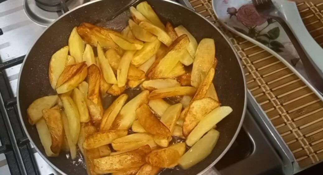 “Картоплю” під час смаження НЕ можна мішати: тої скоринки, за яку її всі люблять, НЕ буде 