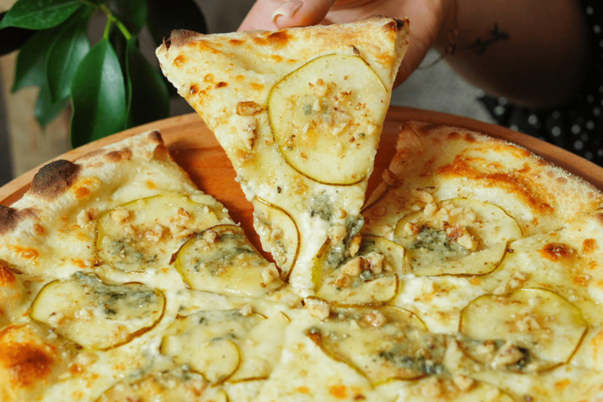 Кулінари розсекретили рецепт найсмачнішої піци з маринованими огірками й сиром. Фото: Pexels