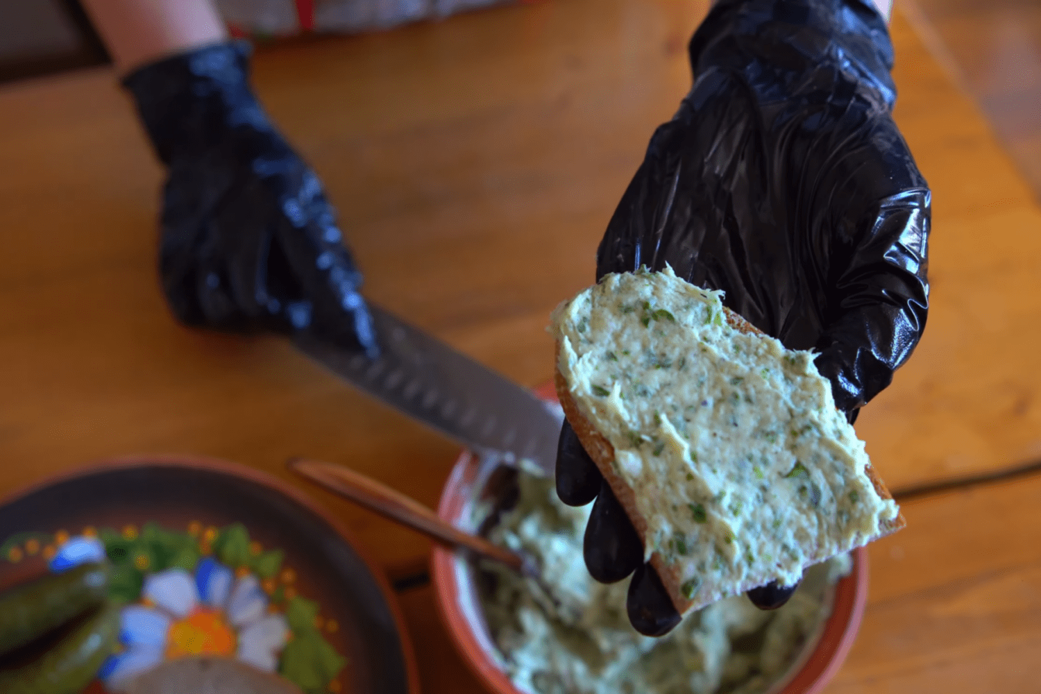 Кулінари розповіли, як приготувати намазку із салом і часником до борщу