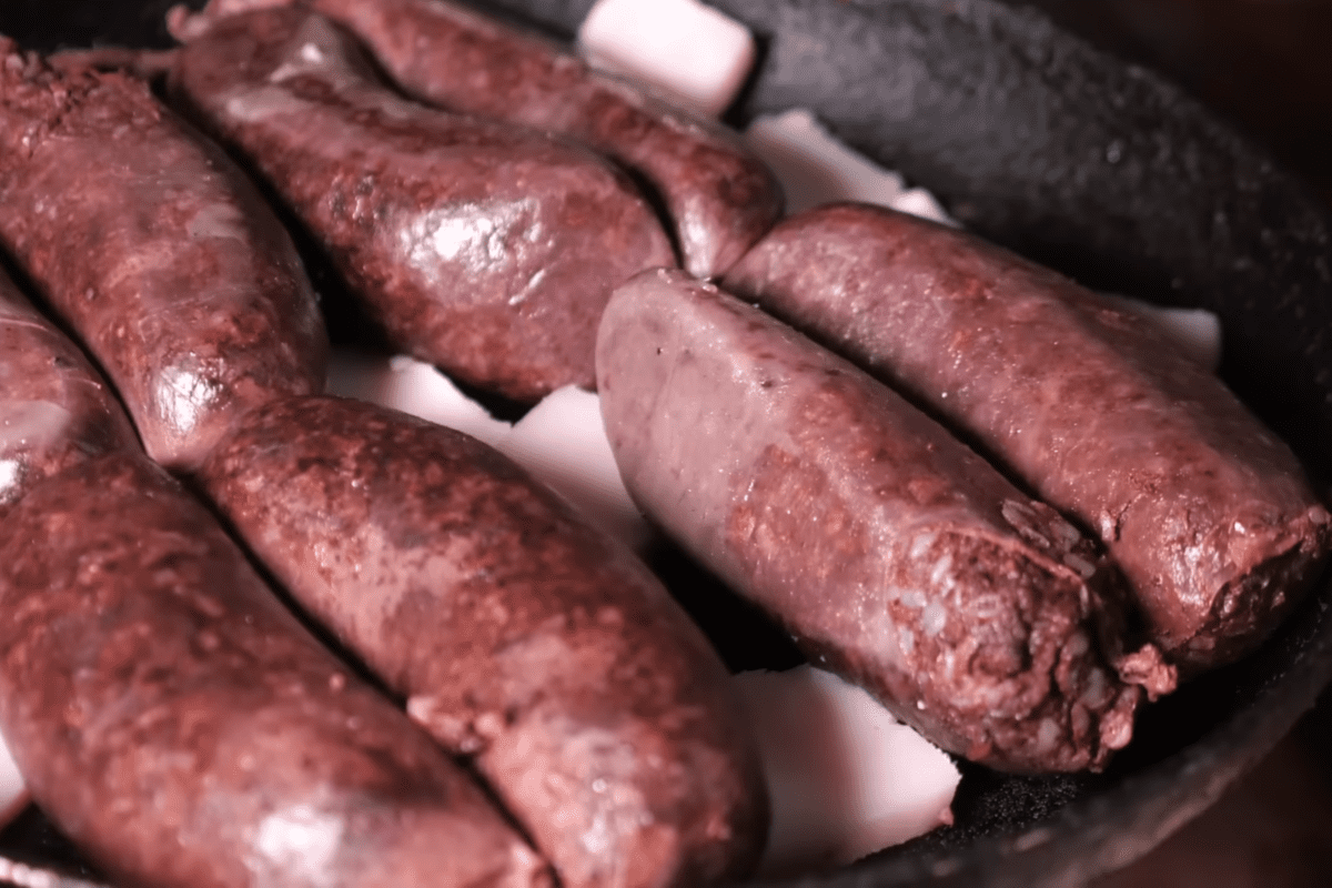 Кулінари розсекретили, як приготувати кровʼянку смачно в домашніх умовах. Фото з YouTube-каналу @nashi.besahy