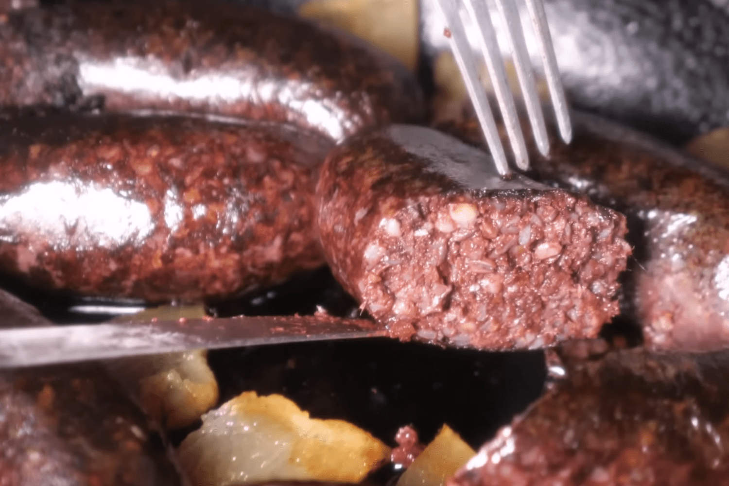 Кулінари розсекретили, як приготувати кровʼянку смачно в домашніх умовах. Фото з YouTube-каналу @nashi.besahy