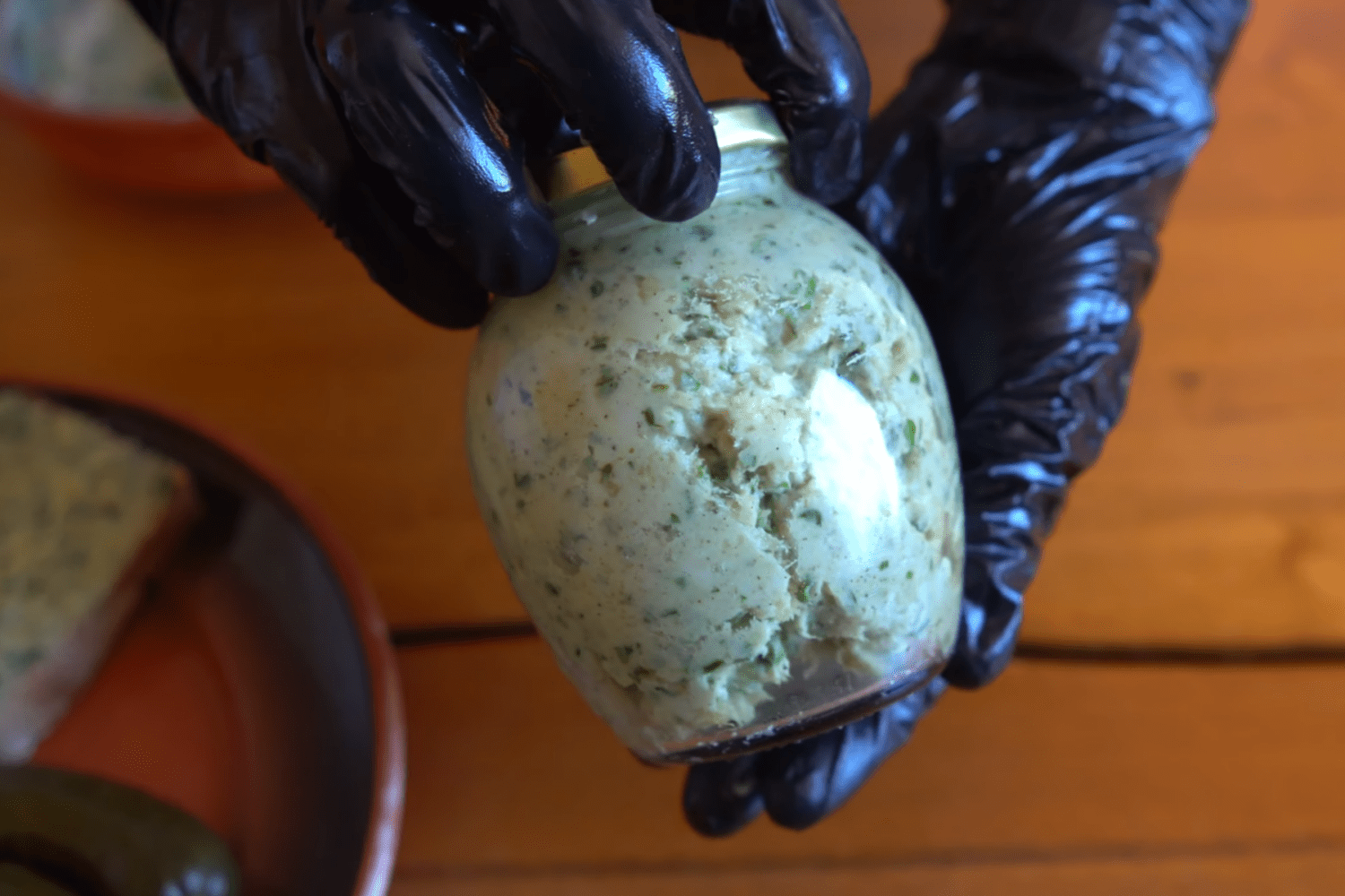 Кулінари розповіли, як приготувати намазку із салом і часником до борщу. Фото з YouTube-каналу @karpatski_shkvarky