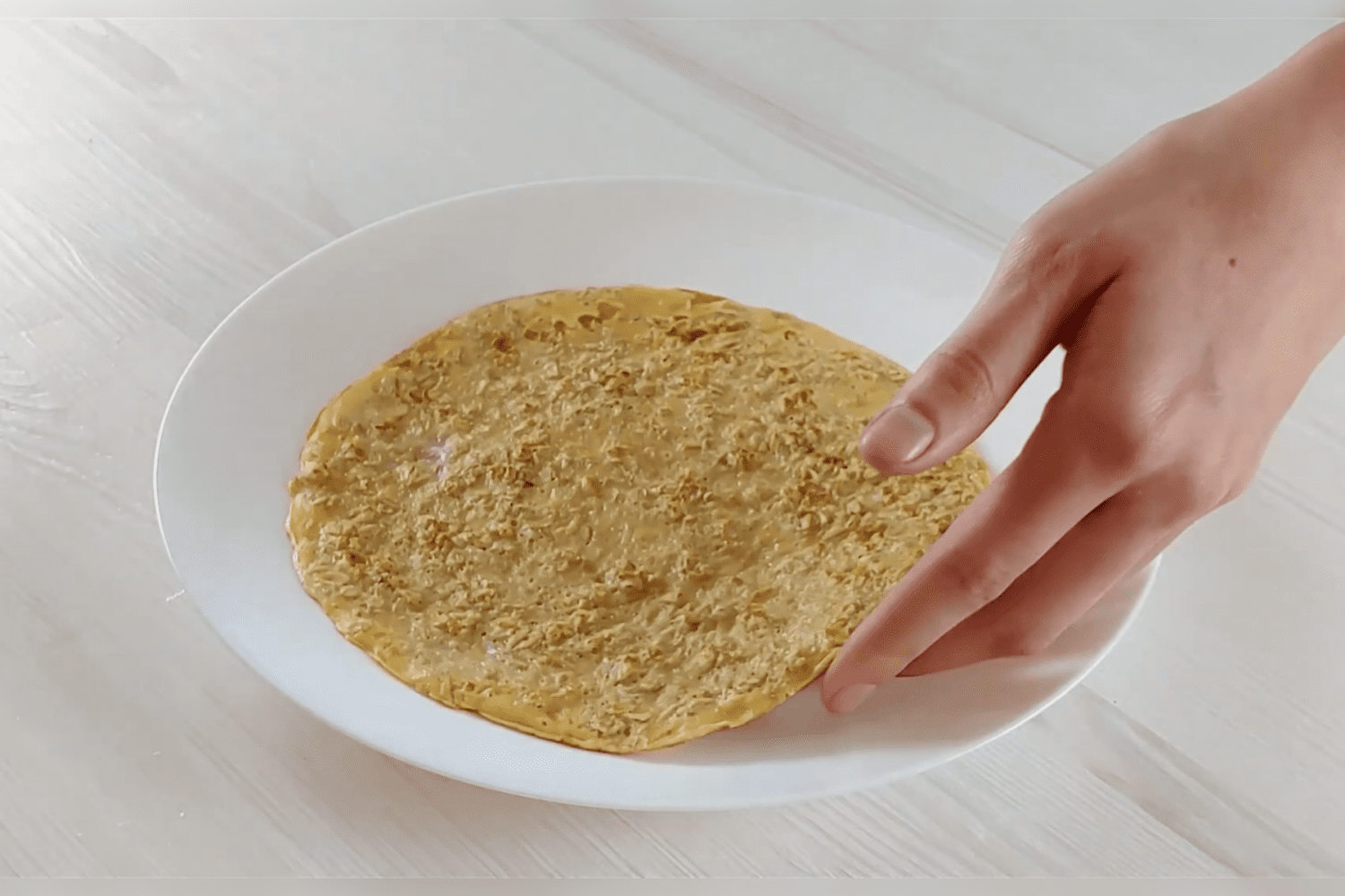 Кулінари поділились рецептом ситного вівсяного млинця на сніданок. Фото з YouTube-каналу @UkrainskeVaruvo