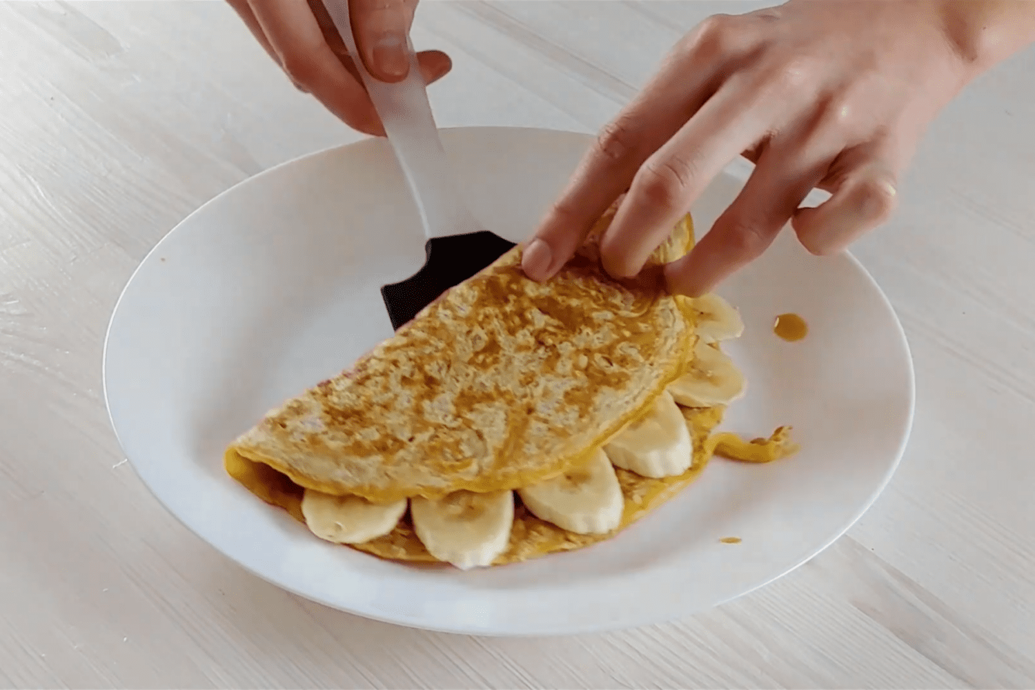 Кулінари поділились рецептом ситного вівсяного млинця на сніданок. Фото з YouTube-каналу @UkrainskeVaruvo