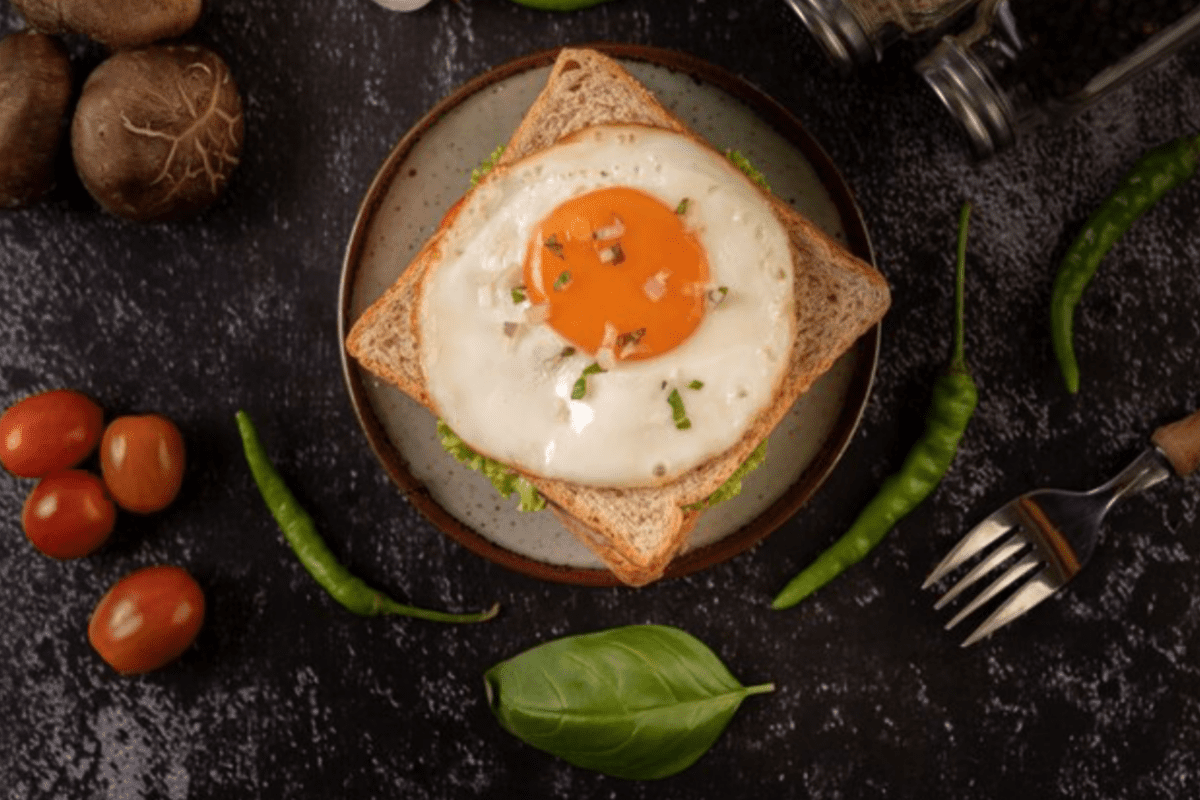 Кулінари розсекретили, як приготувати ідеальну яєчню на сніданок. Фото: Freepik