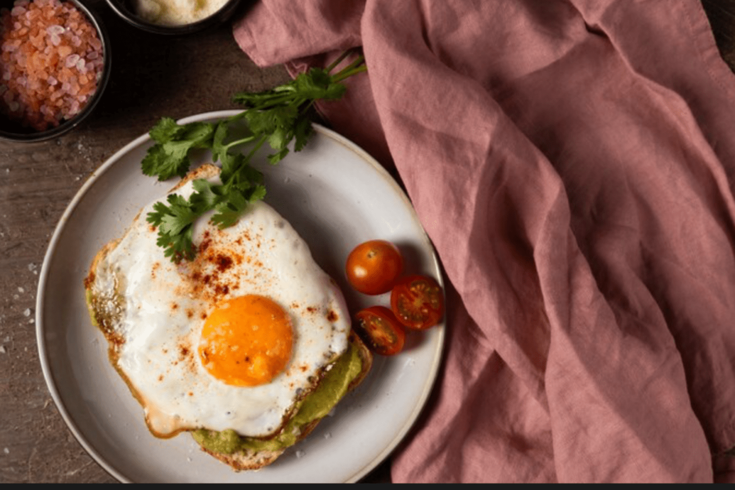 Кулінари розсекретили, як приготувати ідеальну яєчню на сніданок. Фото: Freepik 