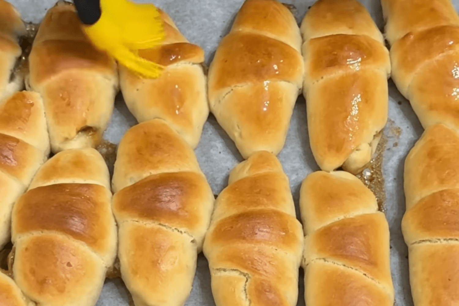 Кулінари поділились рецептом пухких рогаликів на воді до чаю. Фото з YouTube-каналу @lilija-tsvit