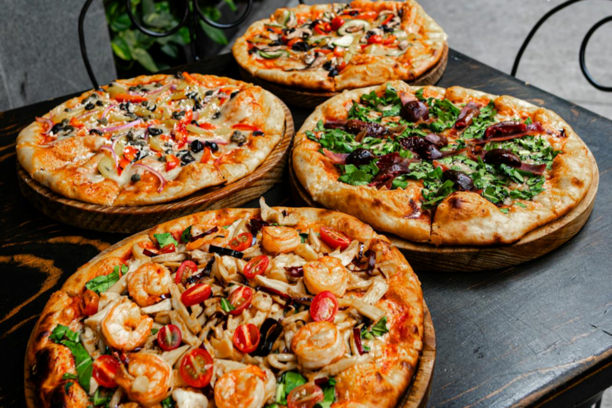 Кулінари розсекретили рецепт найсмачнішої піци з маринованими огірками й сиром. Фото: Pexels