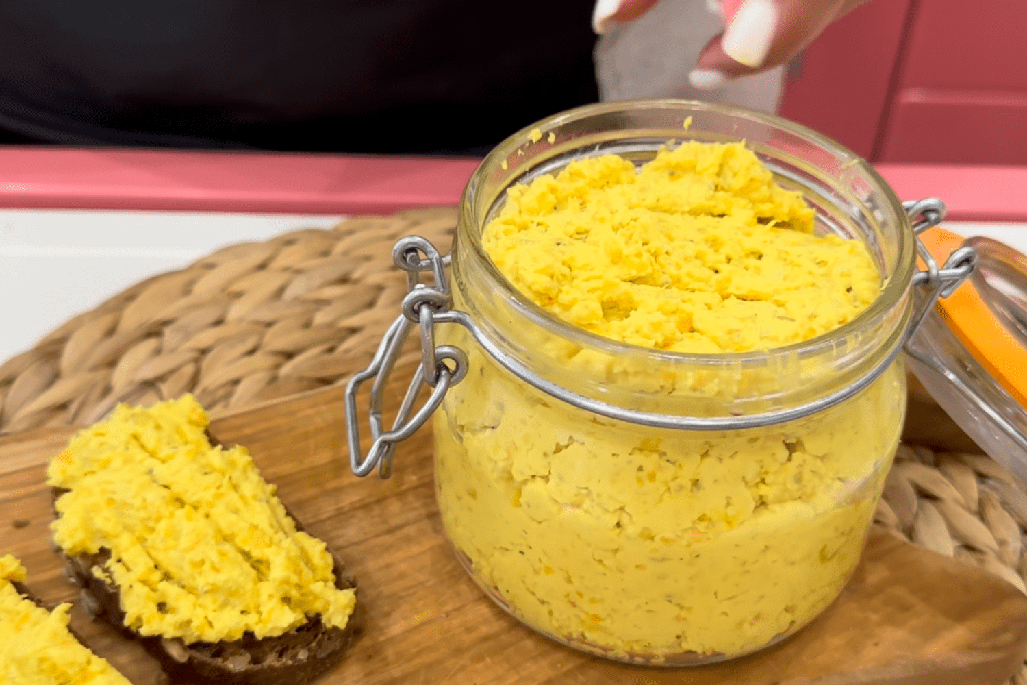 Кулінари розсекретили рецепт ситної намазки на бутерброди. Фото з YouTube-каналу @LenAppetit