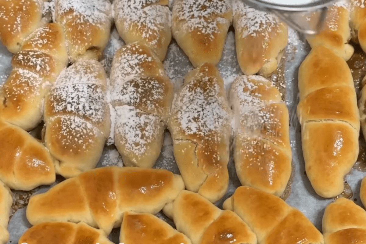 Кулінари поділились рецептом пухких рогаликів на воді до чаю