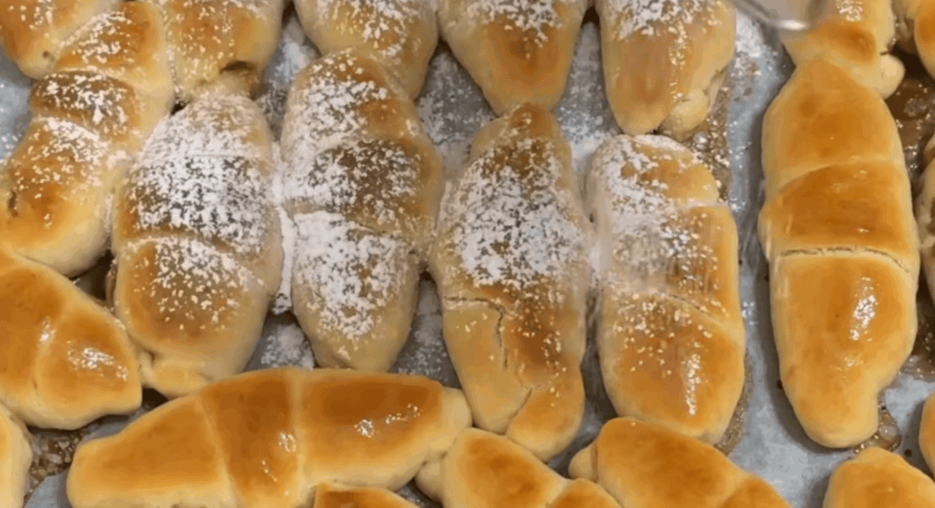 Без яєць, молока та масла: готую ці пухкі рогалики до чаю за 30 хвилин – сімʼя задоволена 