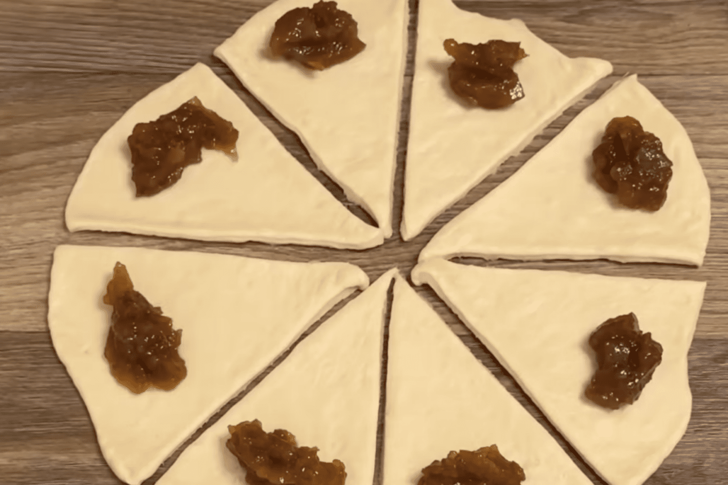 Кулінари поділились рецептом пухких рогаликів на воді до чаю. Фото з YouTube-каналу @lilija-tsvit