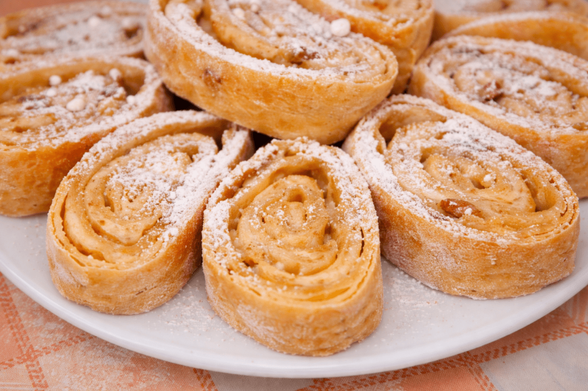 Кулінари поділились рецептом ніжного й ситного угорського пирога з сиром. Фото: Сенсація Кулінари поділились рецептом ніжного й ситного угорського пирога з сиром. Фото: Сенсація