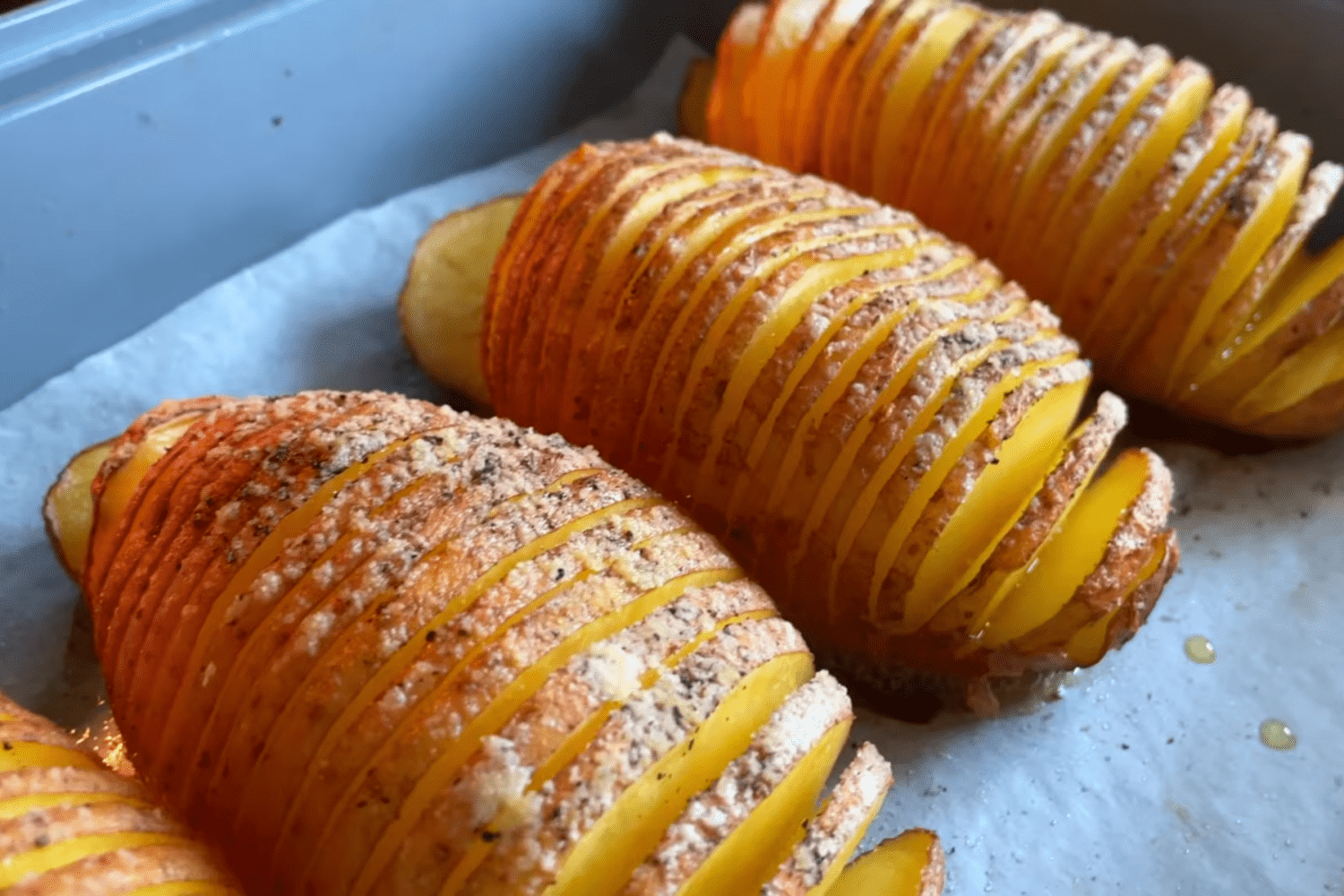 Кулінари розсекретили рецепт картоплі по-шведськи в духовці. Фото з YouTube-каналу @ВсесвітРецептів