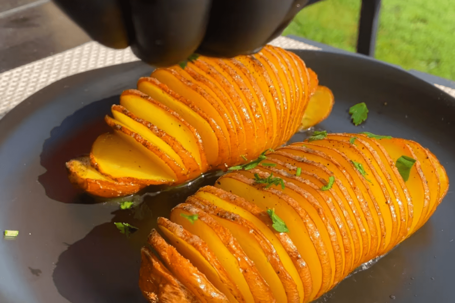 Кулінари розсекретили рецепт картоплі по-шведськи в духовці. Фото з YouTube-каналу @ВсесвітРецептів