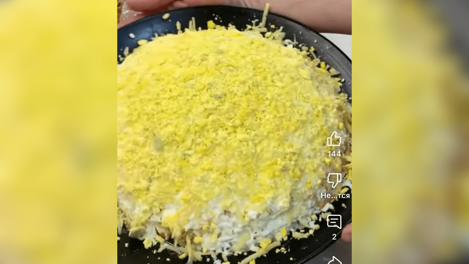 Кулінари назвали рецепт салату "Шуба" з копченою куркою. Фото: YouTube @goodfoodnatalie